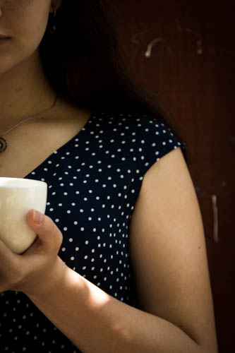 Woman holding a Confessa espresso cup